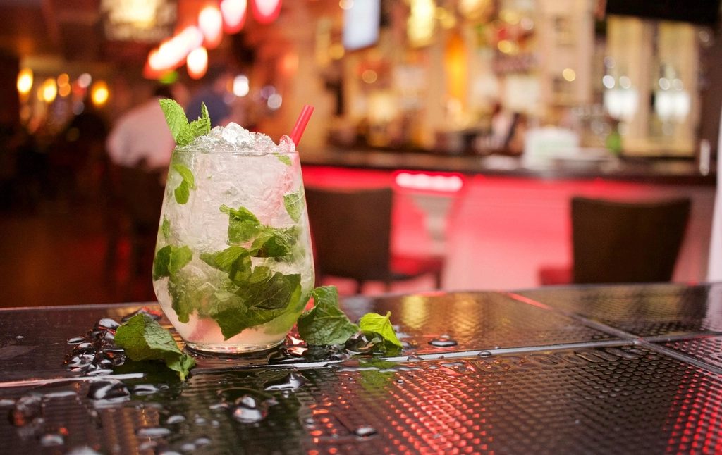 Cocktail préparé au comptoir d'un bar